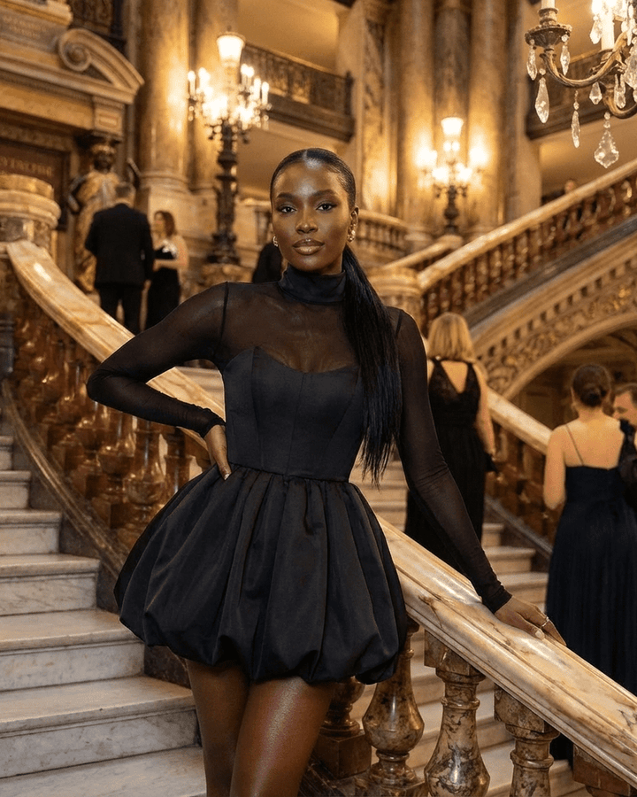 Vestido negro corto y elegante para mujer, perfecto para fiesta. Manga larga, silueta ajustada y moderna.