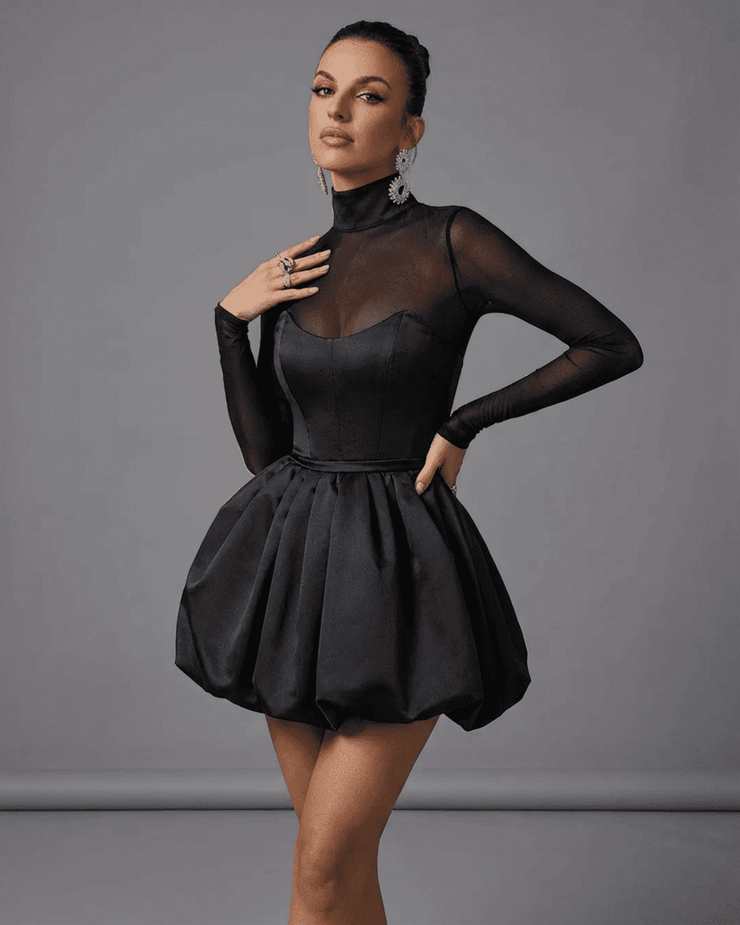 Vestido mini negro elegante para mujer, perfecto para fiesta y cóctel. Diseño ajustado con manga larga.
