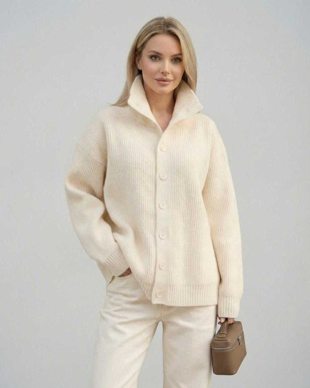 Jersey de punto para mujer, blanco, con cuello alto y botones. Moda femenina, ropa casual y versátil.