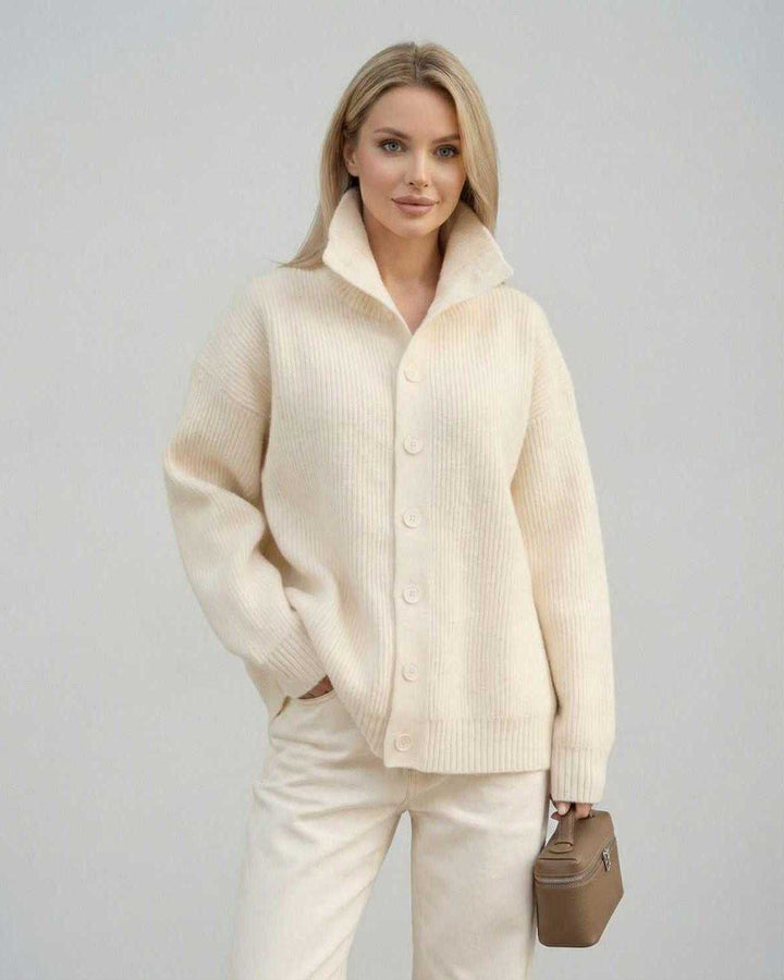Jersey de punto para mujer, blanco, con cuello alto y botones. Moda femenina, ropa casual y versátil.