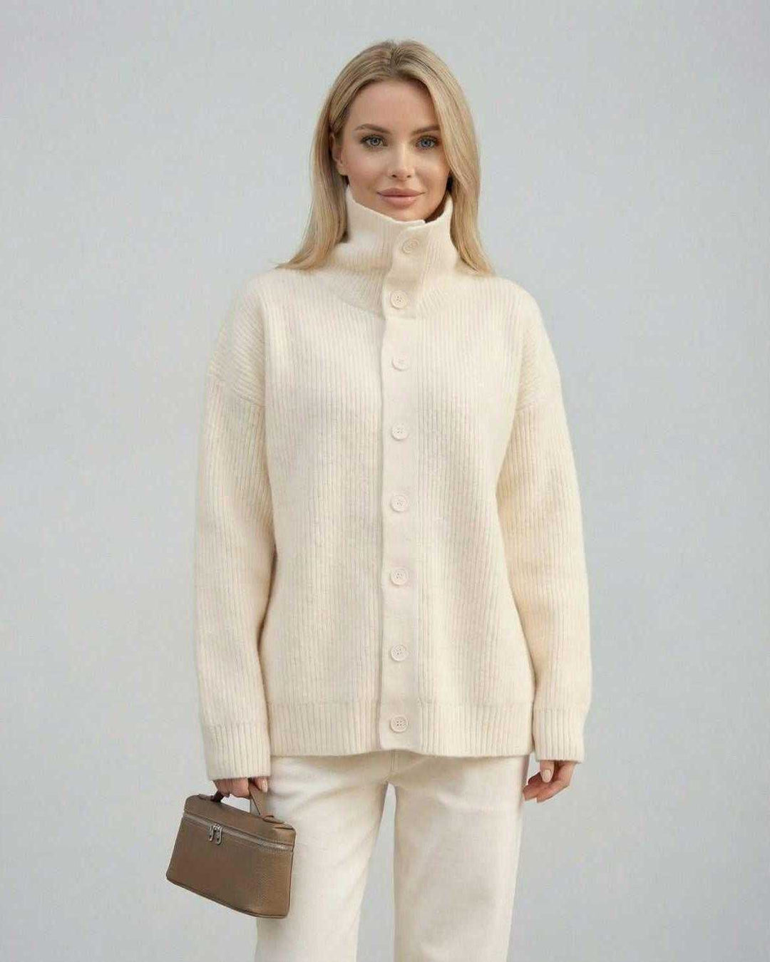 Jersey blanco holgado de cuello alto para mujer, con botones. Suéter casual y moderno para el frío.