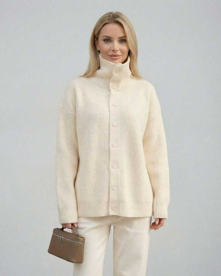 Jersey blanco holgado de cuello alto para mujer, con botones. Suéter casual y moderno para el frío.