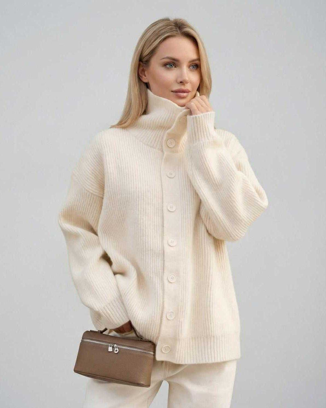 Blusa de punto blanca con cuello alto y botones. Suéter cómodo para mujer, ideal para invierno y otoño.