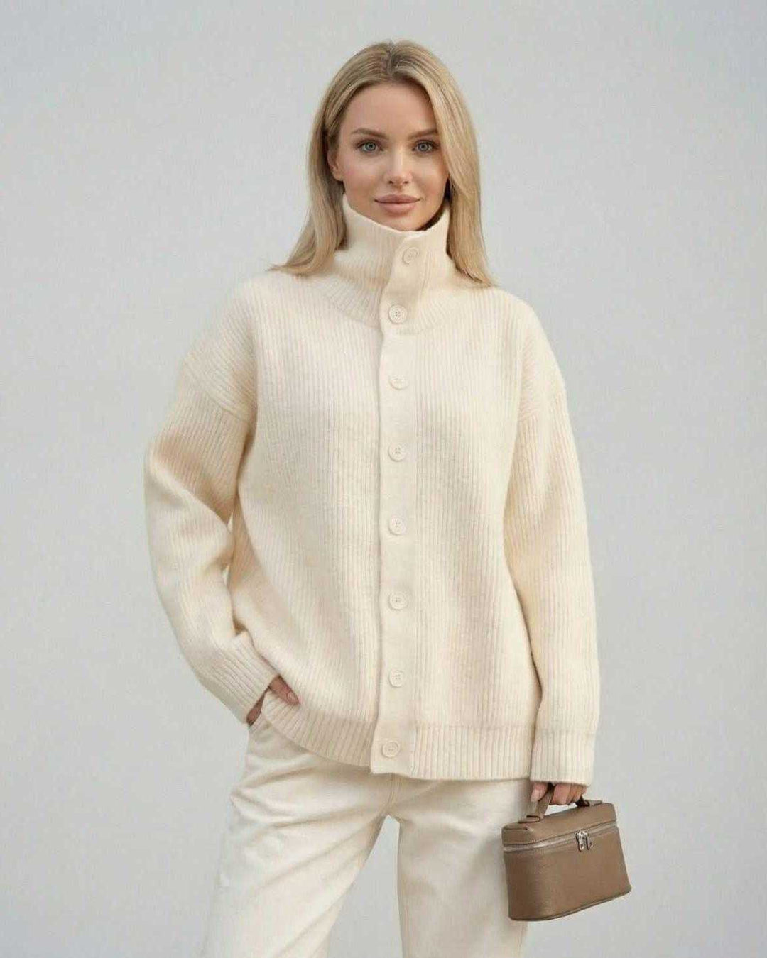 Suéter de mujer, blanco, con cuello alto y detalle de botones. Moda femenina cómoda y elegante para el día a día.