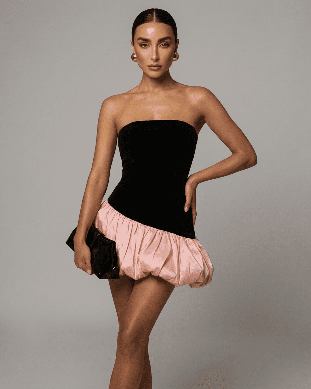 Vestido mini Selina negro elegante con falda abullonada. Ideal para noche, fiesta y coctel de mujer.