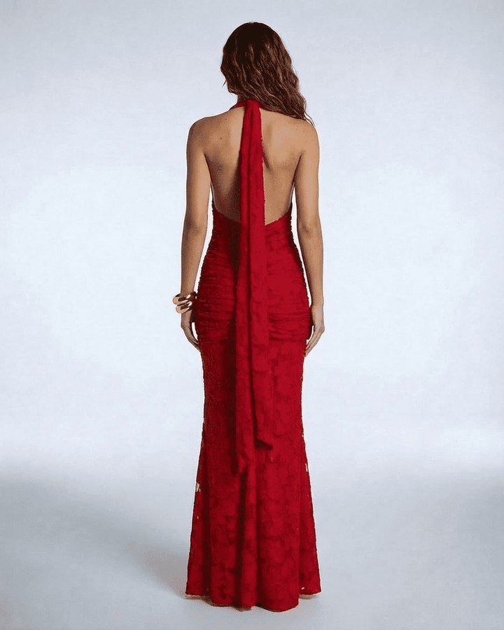 Elegante vestido de gala blanco para mujer, con escote V, espalda descubierta y cola de sirena fluida.