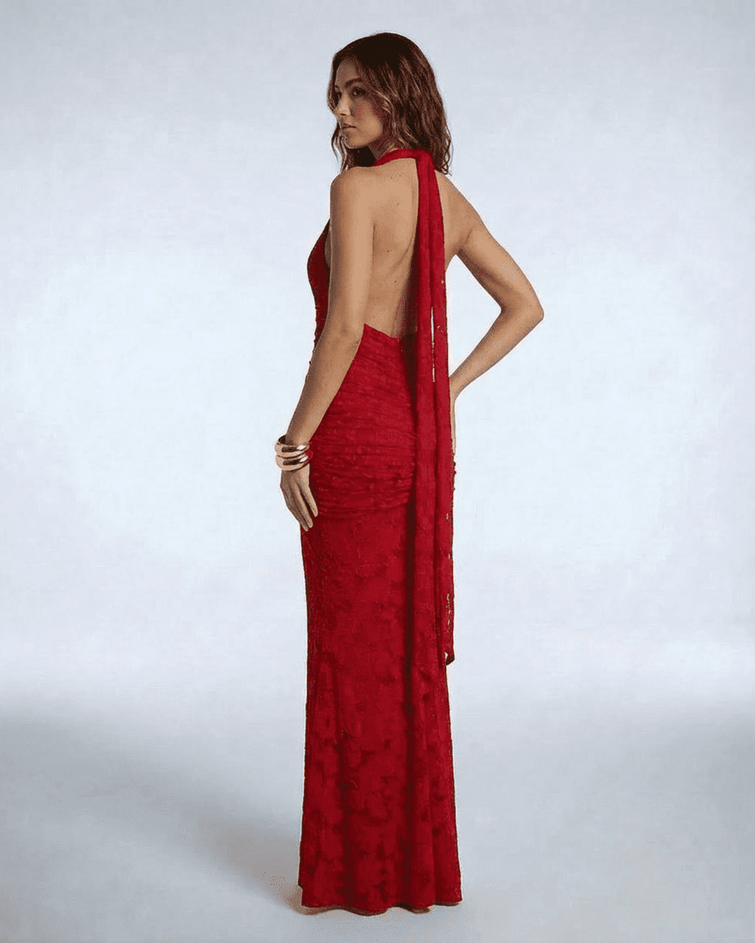 Vestido de noche blanco, silueta sirena para mujer. Elegante escote V y espalda descubierta con lazo.