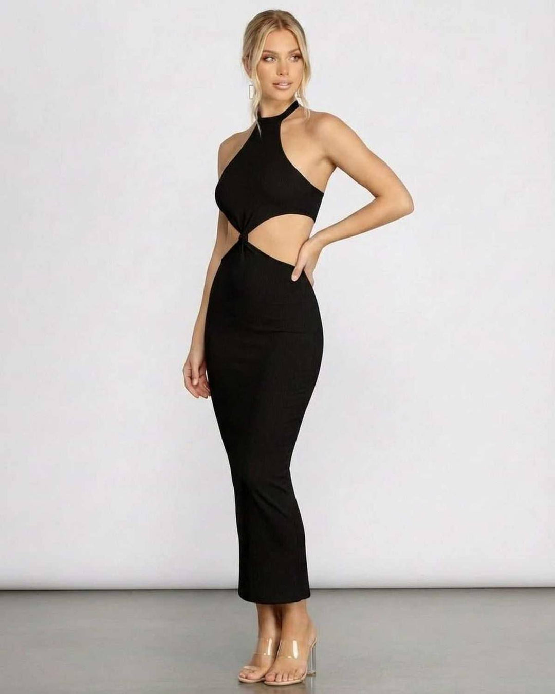 Moda femenina: vestido midi bodycon negro con escote halter. Elegante y ajustado, ideal para lucir en eventos.