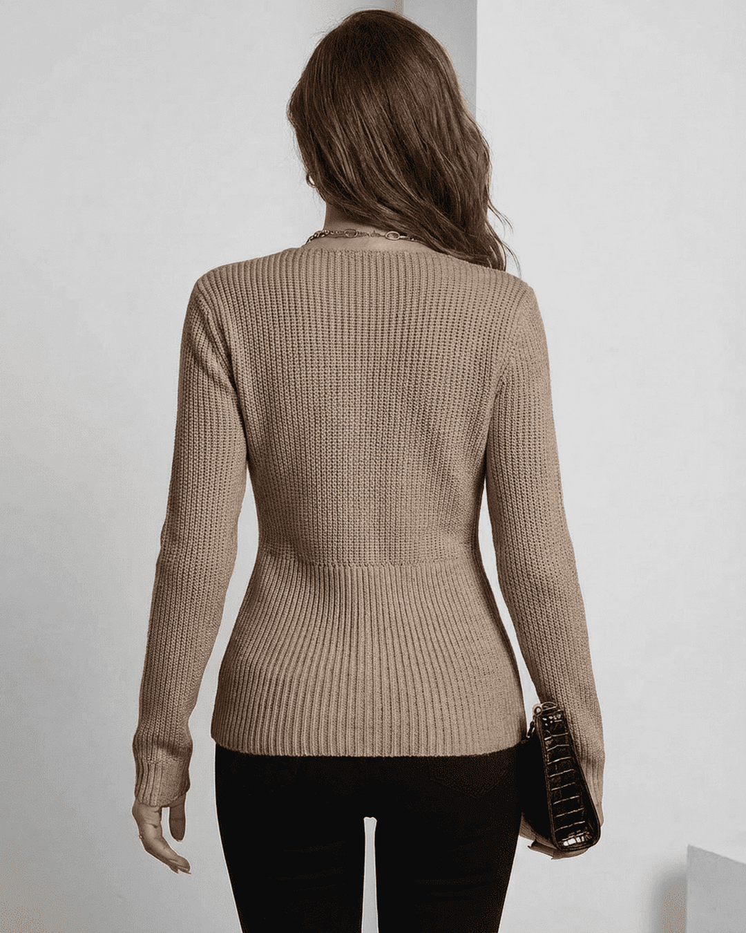 Pullover de mujer taupe con cuello V acanalado. Suéter cómodo y elegante para un look casual de otoño/invierno.