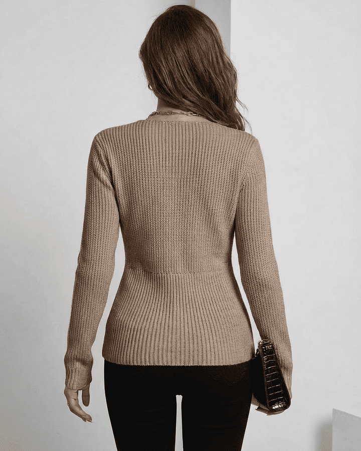Pullover de mujer taupe con cuello V acanalado. Suéter cómodo y elegante para un look casual de otoño/invierno.