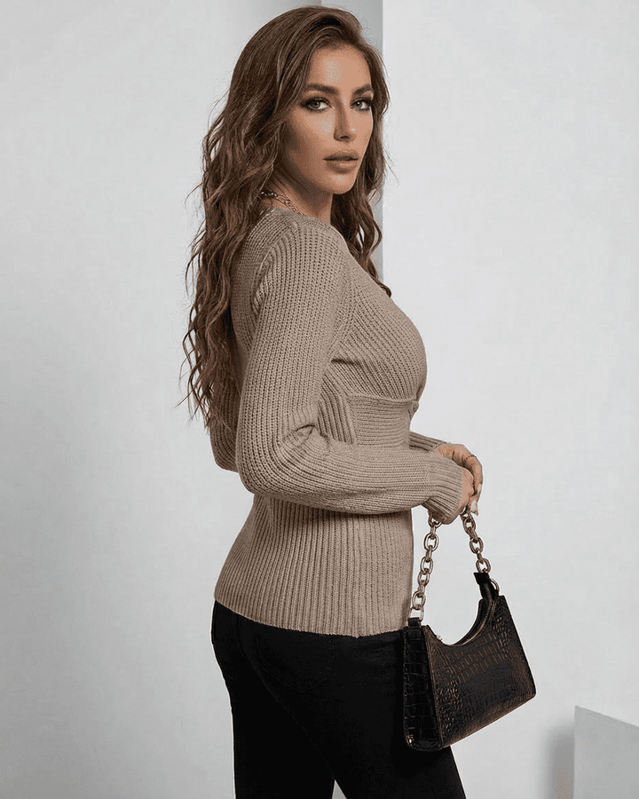 Suéter de mujer taupe suave con cuello V acanalado. Pullover cómodo y chic para otoño. Ajuste elegante.