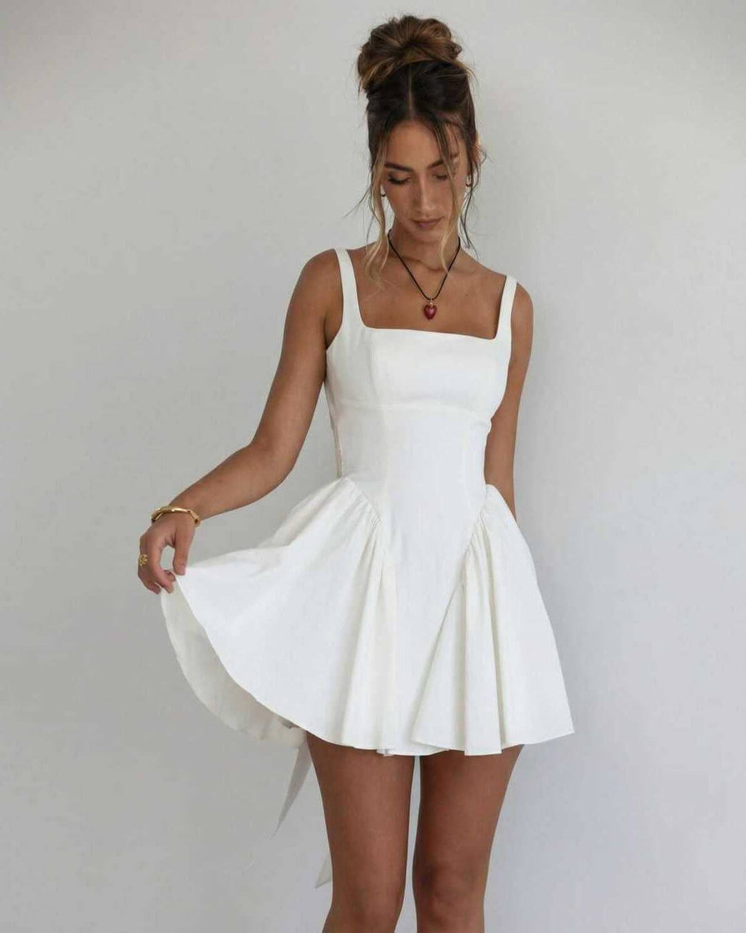 Mini vestido blanco de verano con silueta A y cuello cuadrado. Vestido de mujer casual elegante con tirantes.