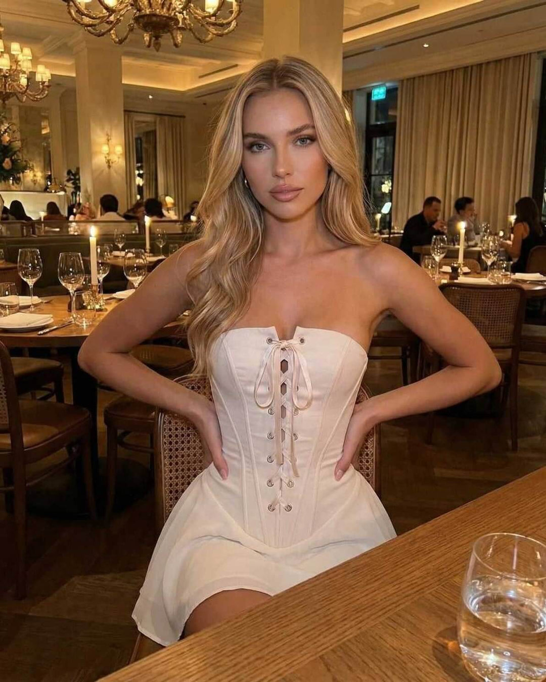 Vestido mini Serena blanco sin tirantes de moda femenina, diseño elegante y ajustado para fiestas y cócteles.