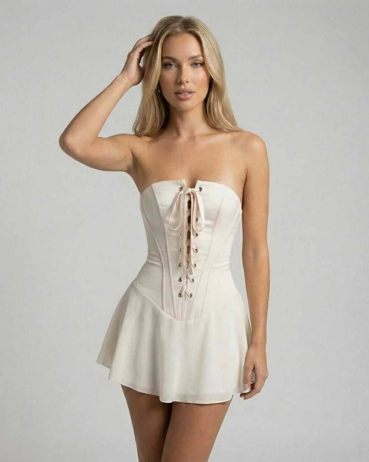 Vestido mini Serena blanco elegante sin tirantes para mujer, perfecto para cóctel y fiesta.