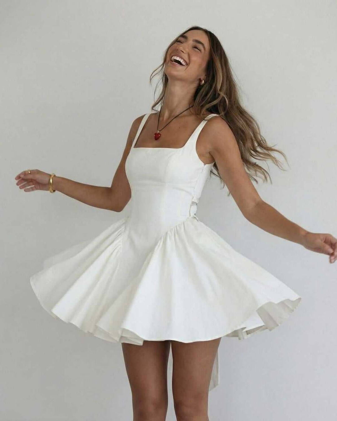 Vestido de fiesta mini blanco para mujer, elegante y versátil. Con cuello cuadrado y tirantes finos, ideal verano.