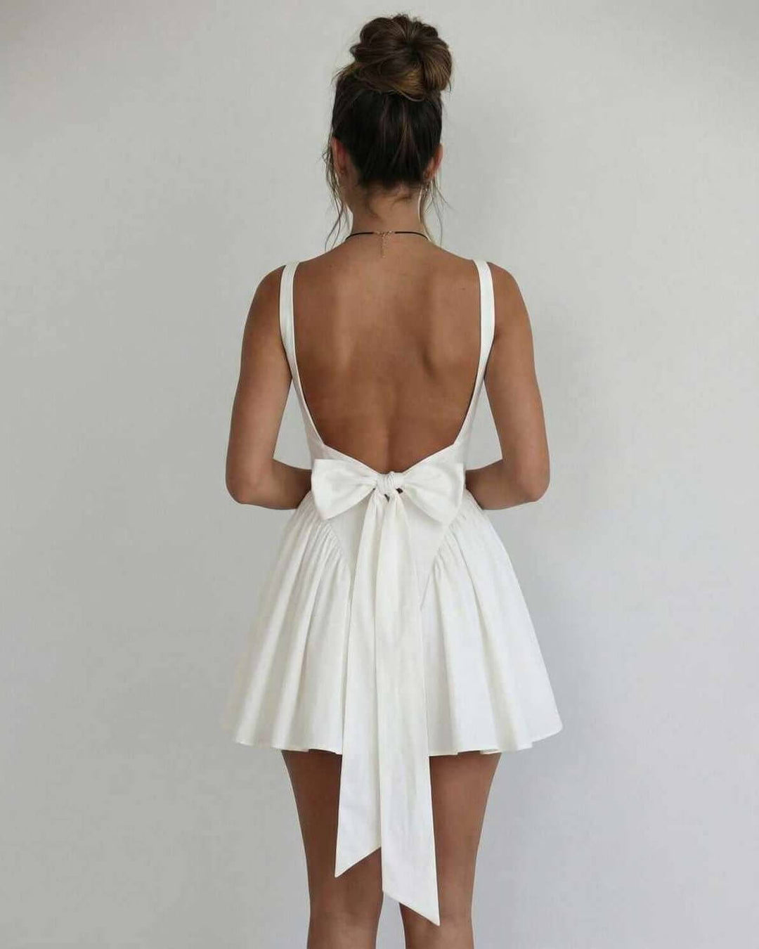 Vestido de mujer blanco elegante estilo club. Mini vestido sin mangas, cuello cuadrado, perfecto para noche.