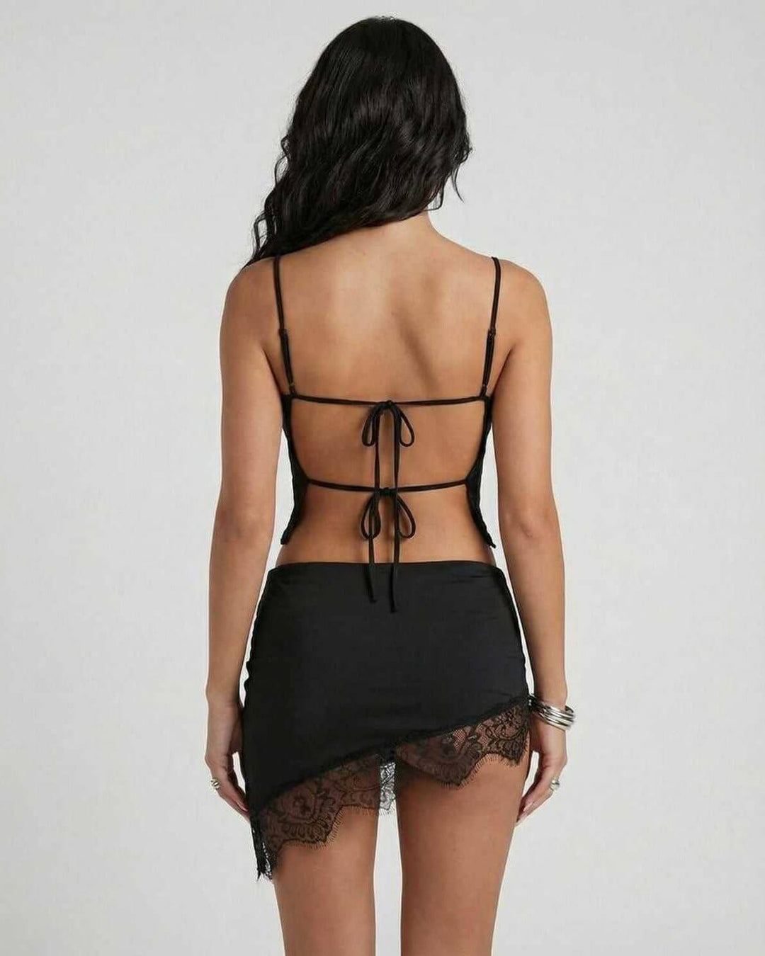 Vestido ajustado de mujer, estilo sexy y chic, en negro. Perfecto para moda noche, resalta la confianza femenina.