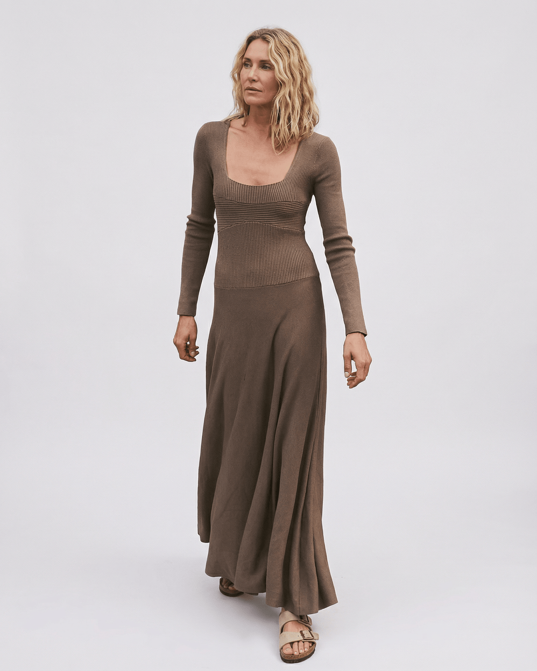 Vestido maxi casual de mujer, manga larga, escote cuadrado. Comodidad y estilo versátil.