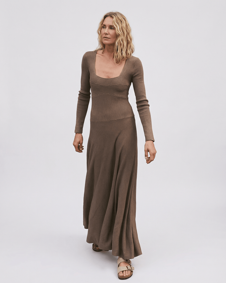 Vestido maxi casual de mujer, manga larga, escote cuadrado. Comodidad y estilo versátil.