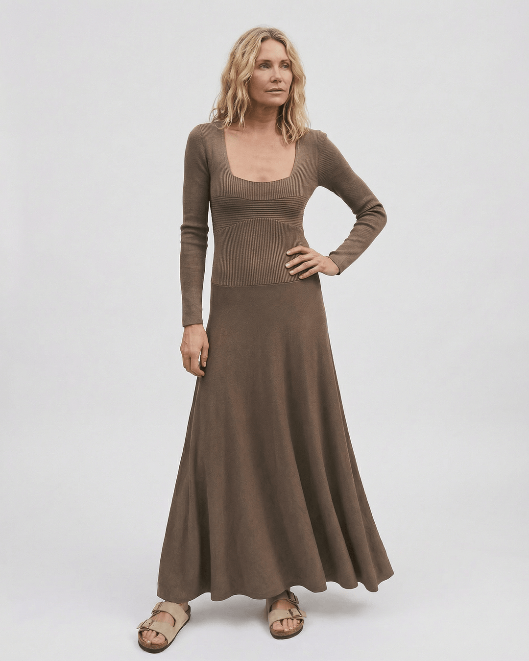 Vestido maxi elegante de mujer con manga larga y escote cuadrado, perfecto para cualquier ocasión.