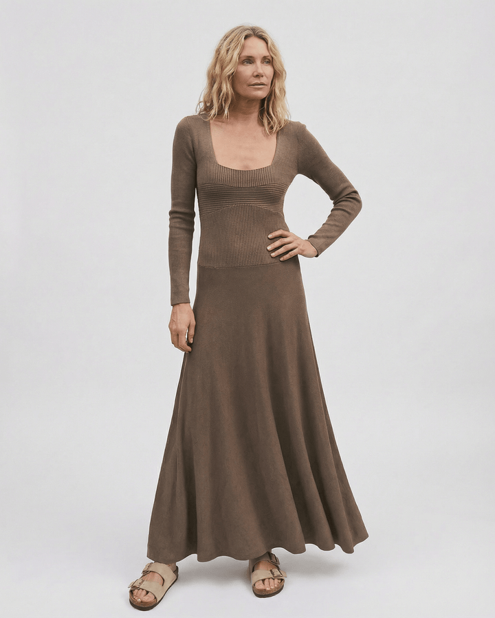 Vestido maxi elegante de mujer con manga larga y escote cuadrado, perfecto para cualquier ocasión.