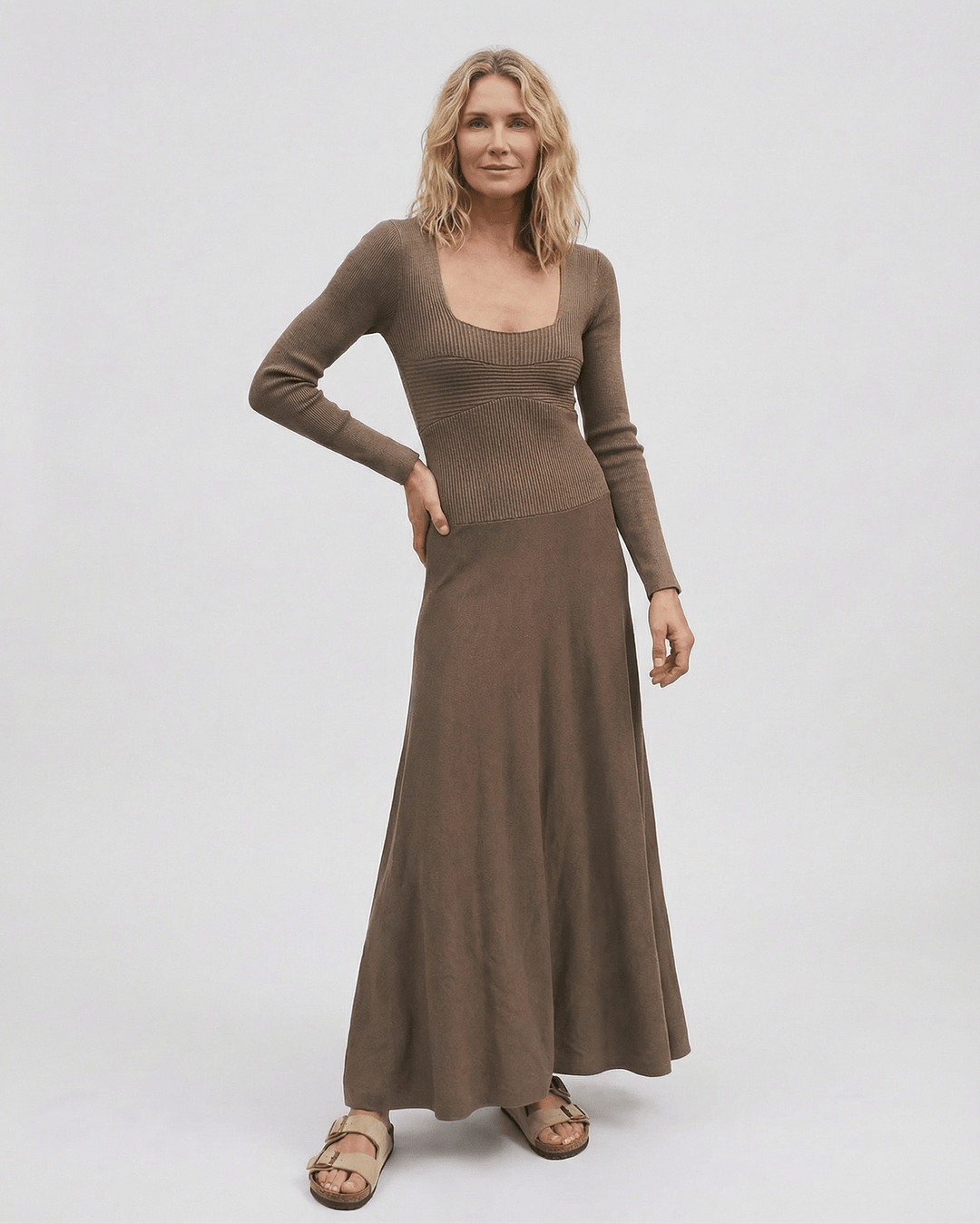 Ropa otoño-invierno: Vestido maxi plisado para mujer con manga larga, escote cuadrado. Moda elegante.