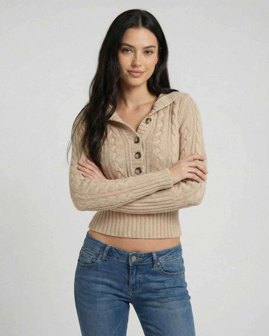 Elegante jersey blanco de punto trenzado y capucha para mujer, ajuste moderno, perfecto para casual invierno.