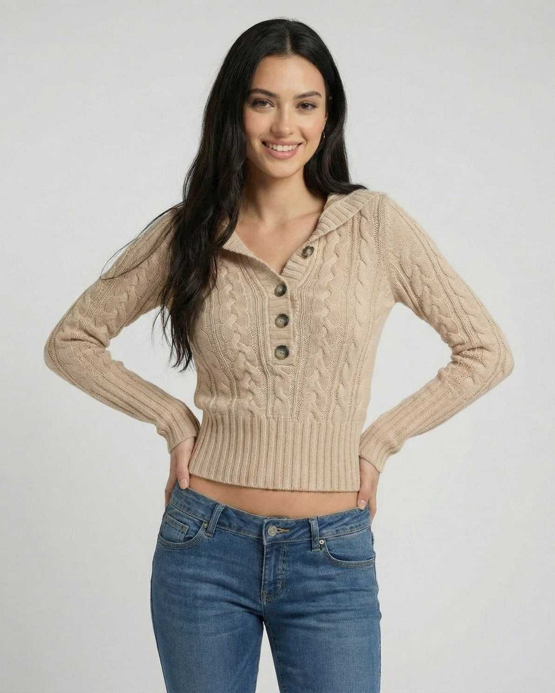 Suéter blanco de punto trenzado para mujer con capucha, estilo ajustado y moderno, ideal para invierno.