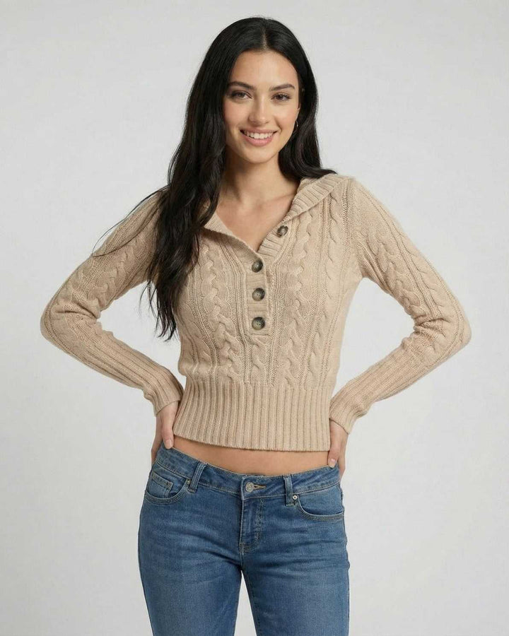 Suéter blanco de punto trenzado para mujer con capucha, estilo ajustado y moderno, ideal para invierno.