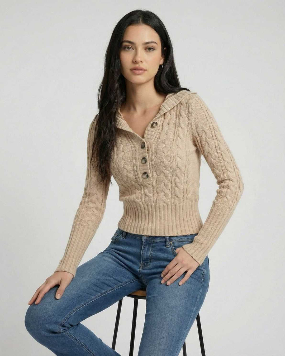 Suéter blanco con textura de punto trenzado y capucha para mujer, estilo ajustado, moda de invierno.