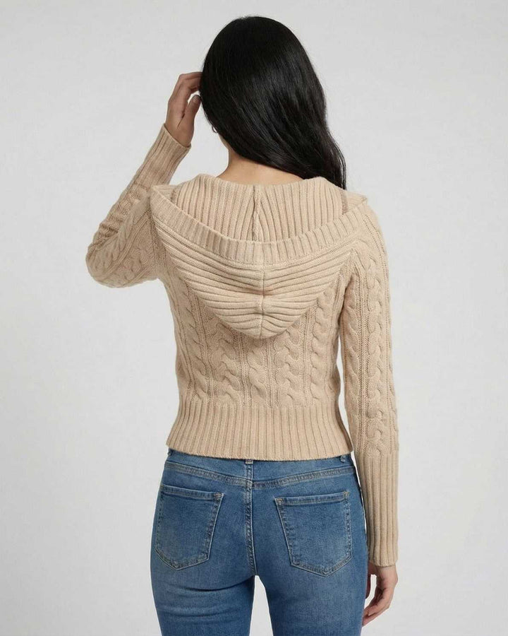 Jersey de punto trenzado blanco ajustado con capucha para mujer, perfecto para moda casual de otoño-invierno.