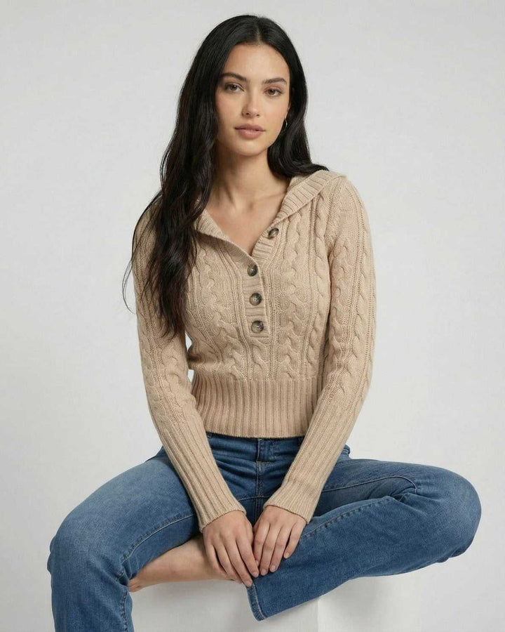 Suéter de punto trenzado blanco con capucha para mujer, diseño ajustado, cómodo y moderno para el frío.