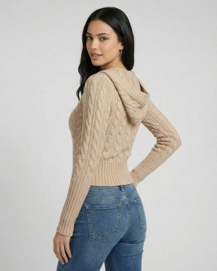 Suéter moderno de punto trenzado blanco y ajustado con capucha para mujer, ideal para días fríos de otoño.