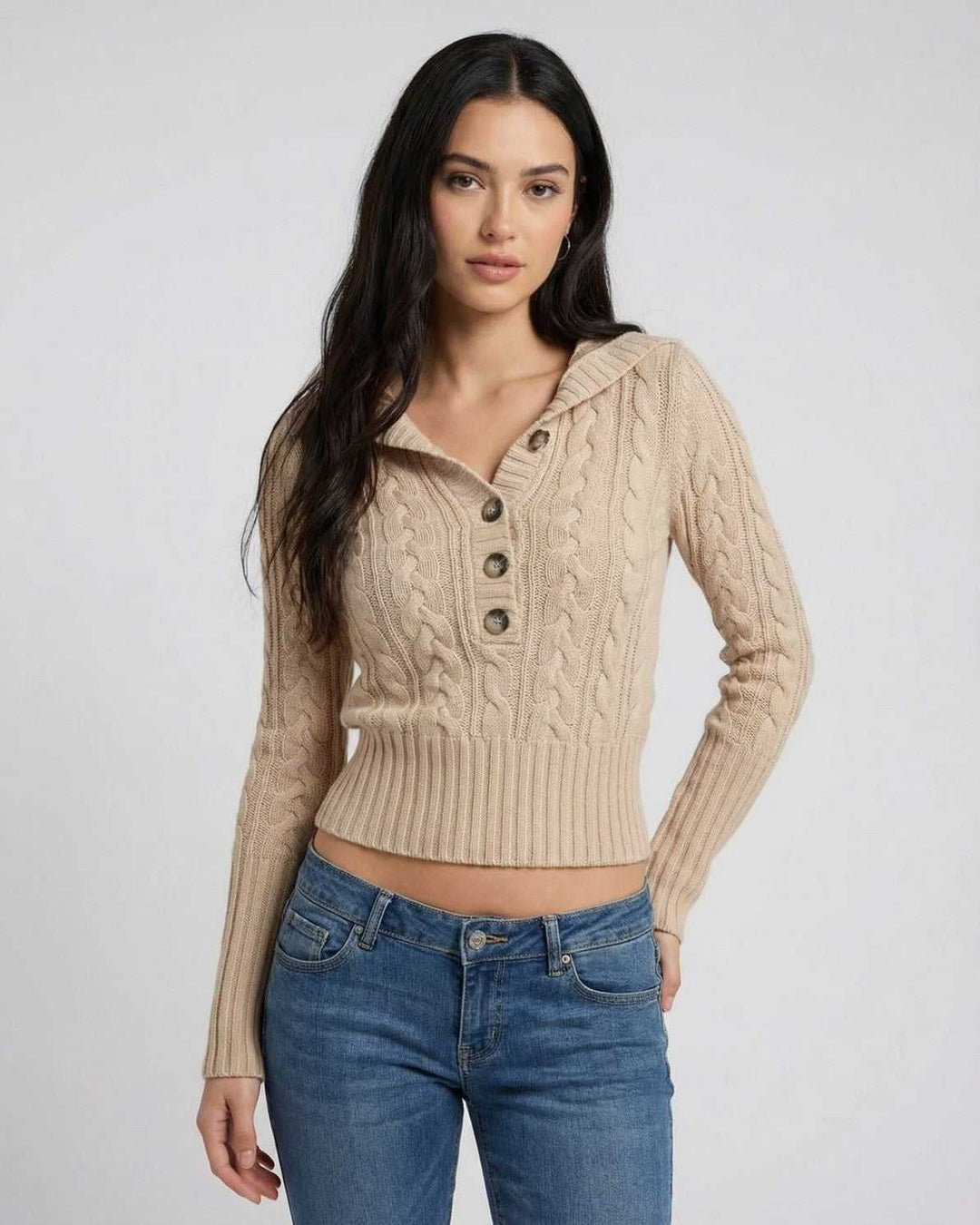 Cálido suéter de punto trenzado blanco con capucha para mujer, corte ajustado, esencial para invierno.
