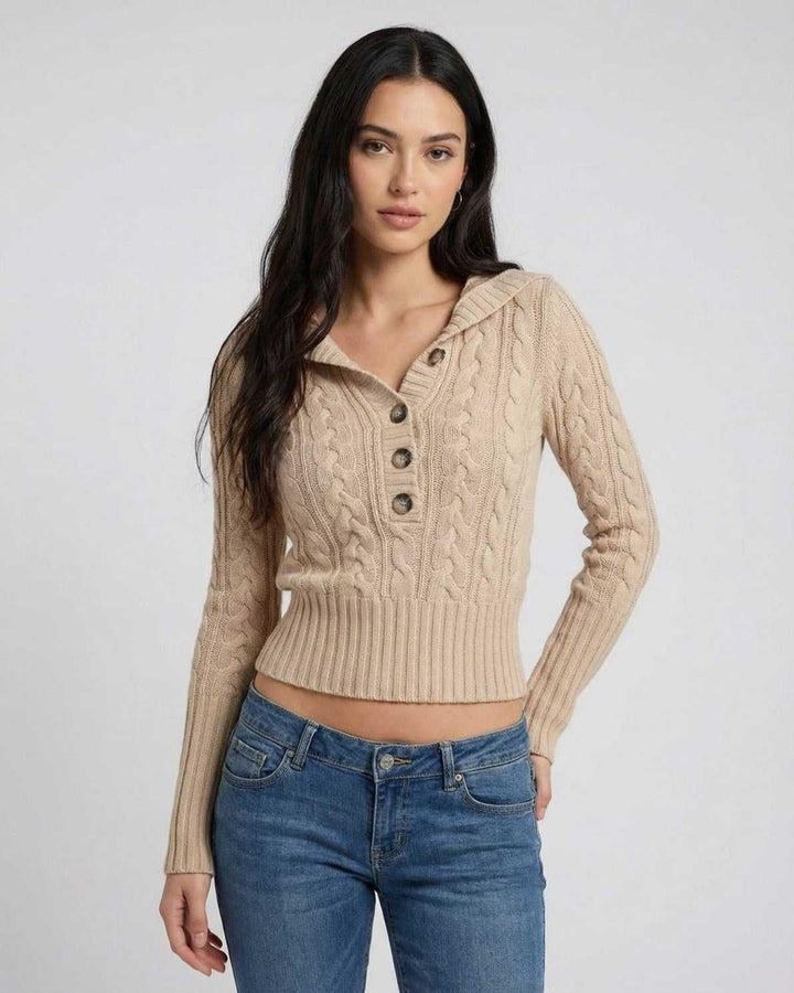 Cálido suéter de punto trenzado blanco con capucha para mujer, corte ajustado, esencial para invierno.