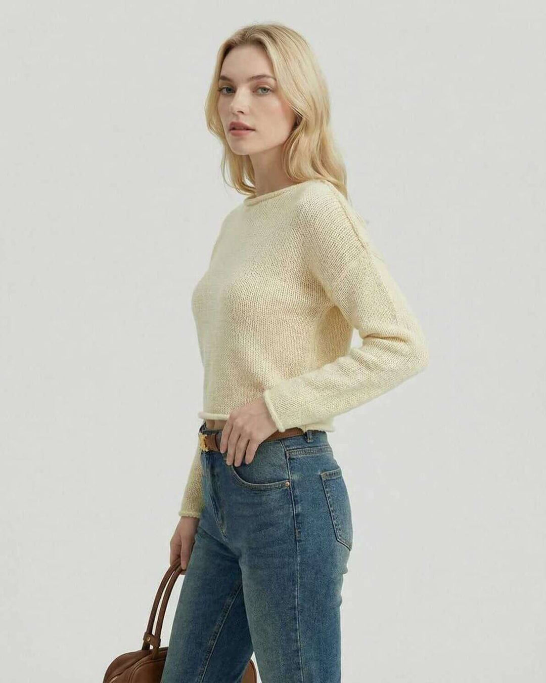 Suéter Siena para mujer, color crema, punto ligero. Manga larga, cuello redondo. Un básico cómodo y versátil.