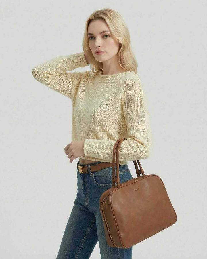 Suéter de mujer Siena crema con punto ligero, manga larga y cuello redondo. Casual y elegante para toda ocasión.