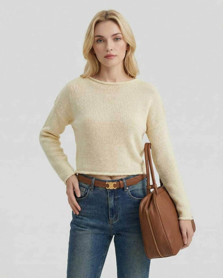 Suéter Siena crema de punto ligero para mujer, manga larga y cuello redondo. Estilo casual elegante de otoño.