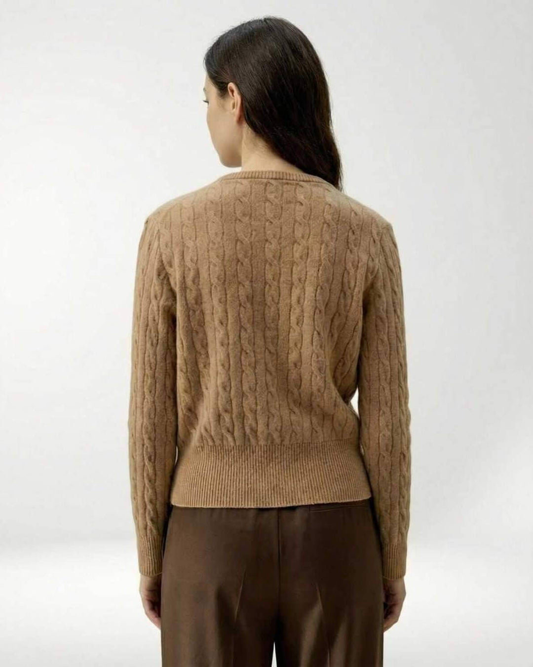 Elegante cárdigan Sienna trenzado de mujer en tono marrón. Suéter versátil para capas, perfecto para otoño e invierno.