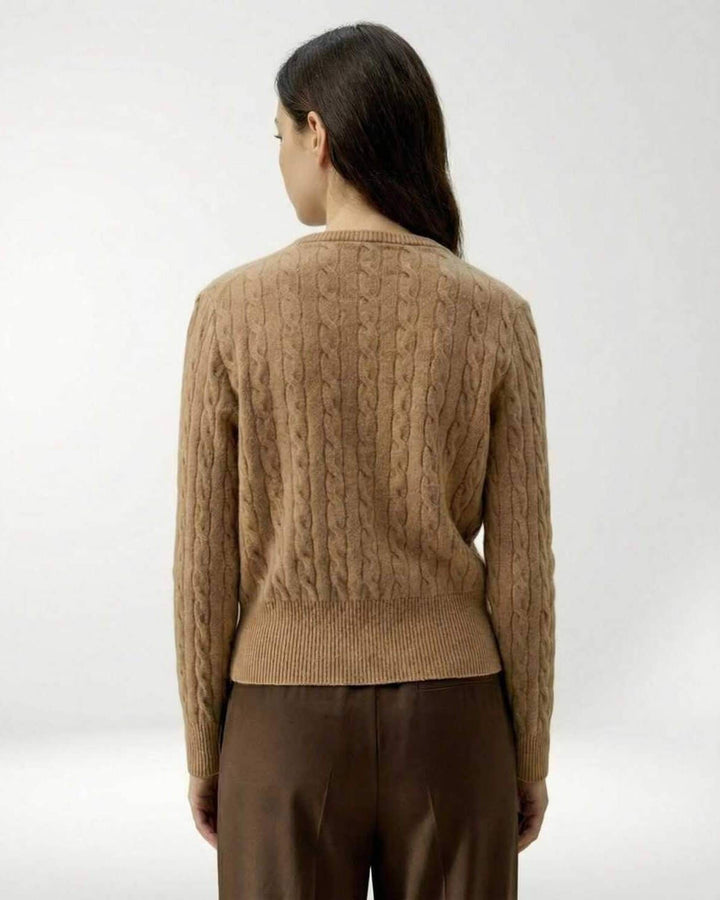 Elegante cárdigan Sienna trenzado de mujer en tono marrón. Suéter versátil para capas, perfecto para otoño e invierno.