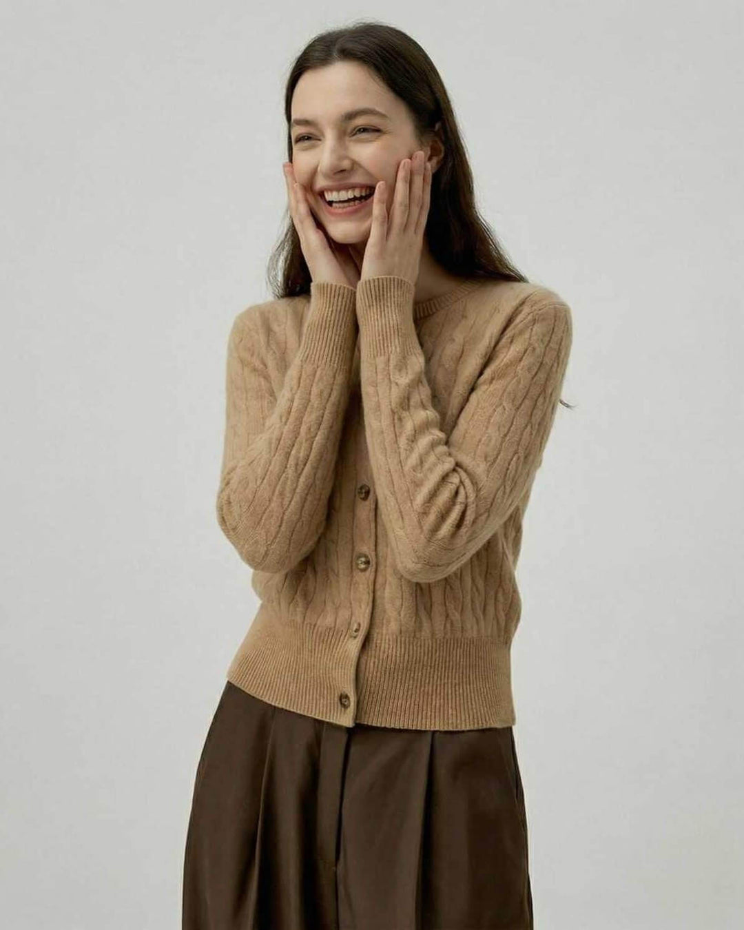 Cárdigan Sienna largo y trenzado para mujer en color marrón. Suéter elegante y cómodo para un estilo de invierno.