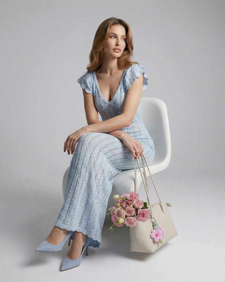 Maxi vestido elegante para mujer con escote V y mangas con volantes, ideal para fiesta o evento de verano.