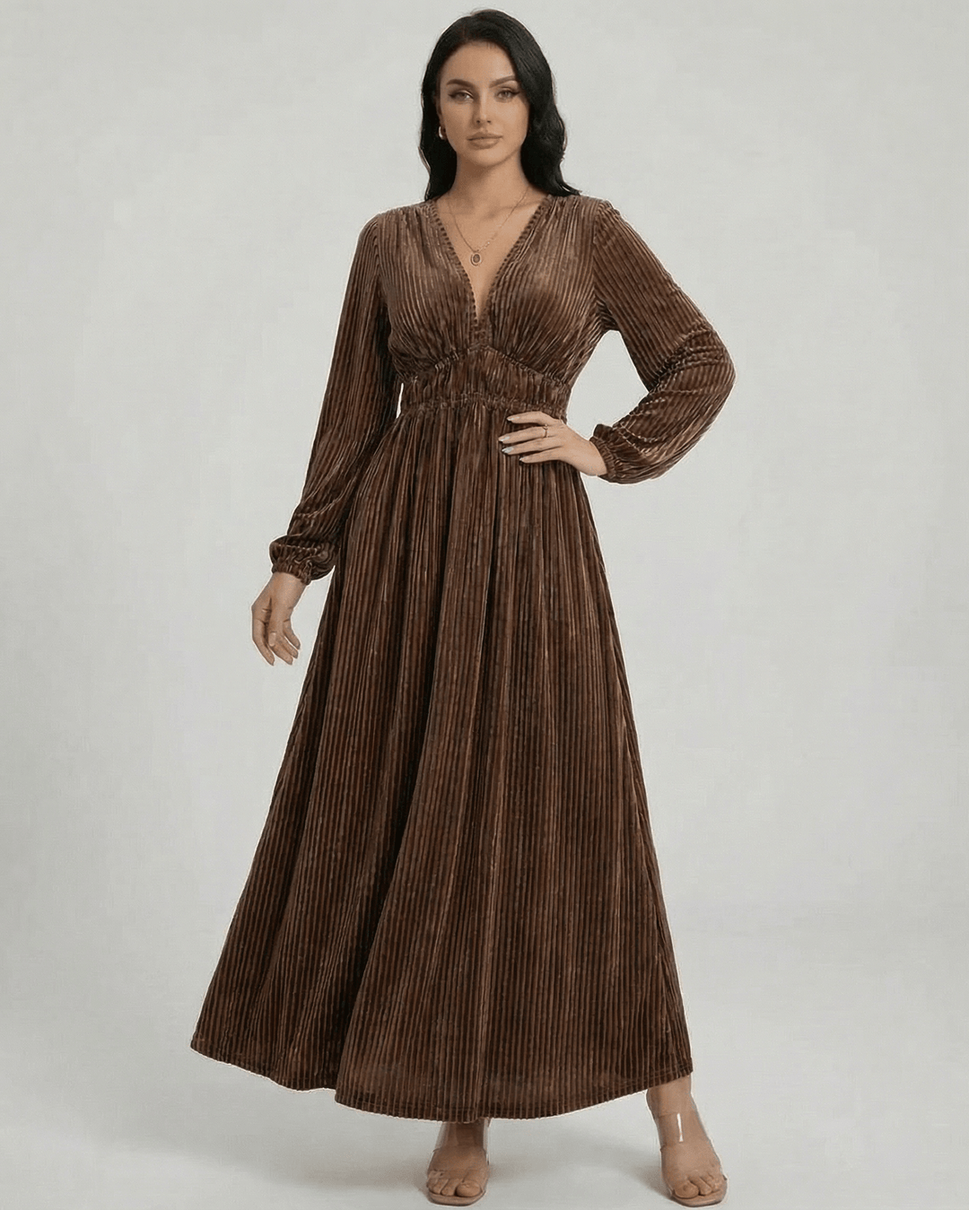 Vestido maxi plisado blanco con manga larga, escote en V, un estilo elegante y fluido para mujer.