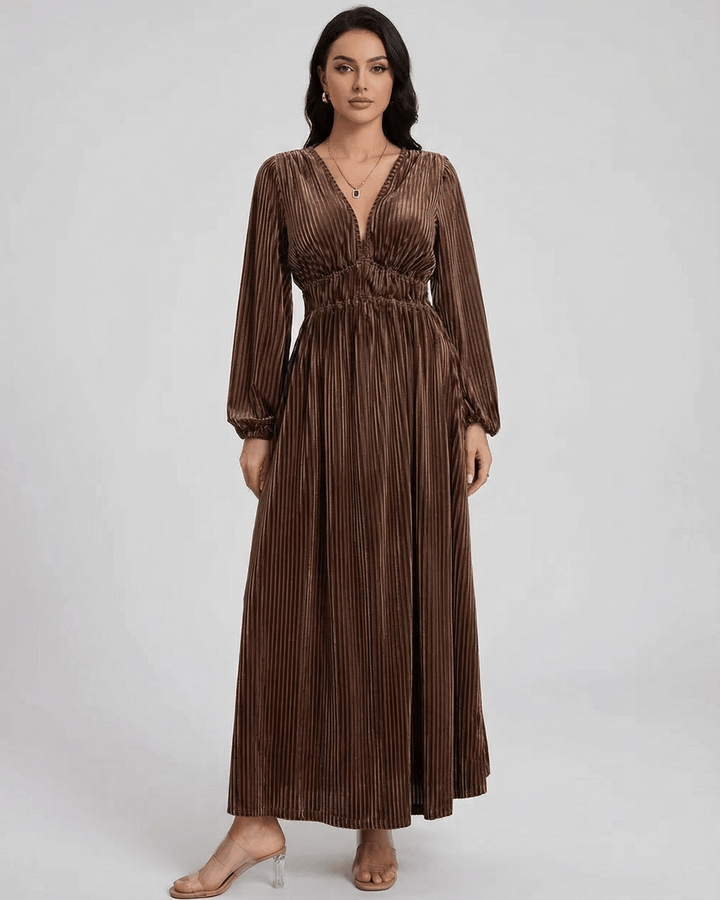 Elegante vestido maxi blanco plisado, manga larga y escote en V, ideal para ocasiones especiales de mujer.