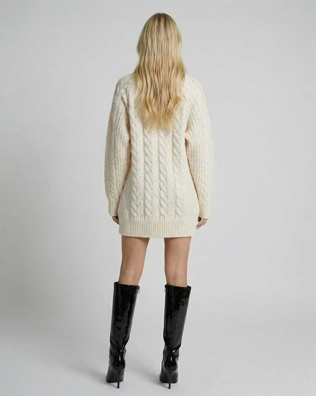 Vestido mini blanco Sienna elegante y versátil con manga larga, perfecto para estilo casual o de día.