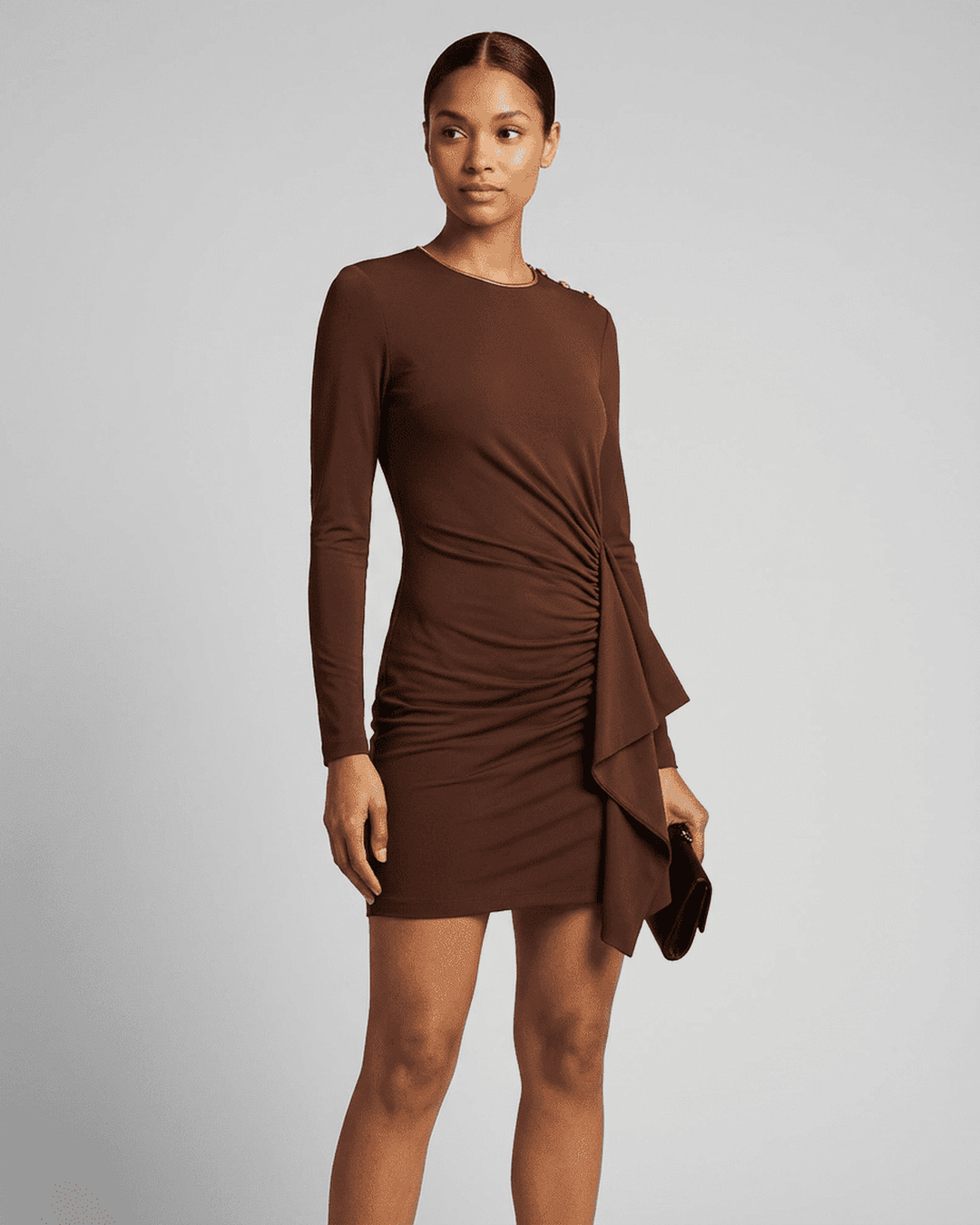 Vestido mini bodycon blanco para mujer. Ajuste perfecto y elegante, ideal para ropa de noche o fiesta.