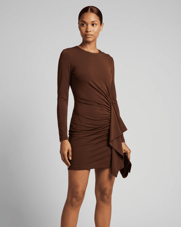 Vestido mini bodycon blanco para mujer. Ajuste perfecto y elegante, ideal para ropa de noche o fiesta.