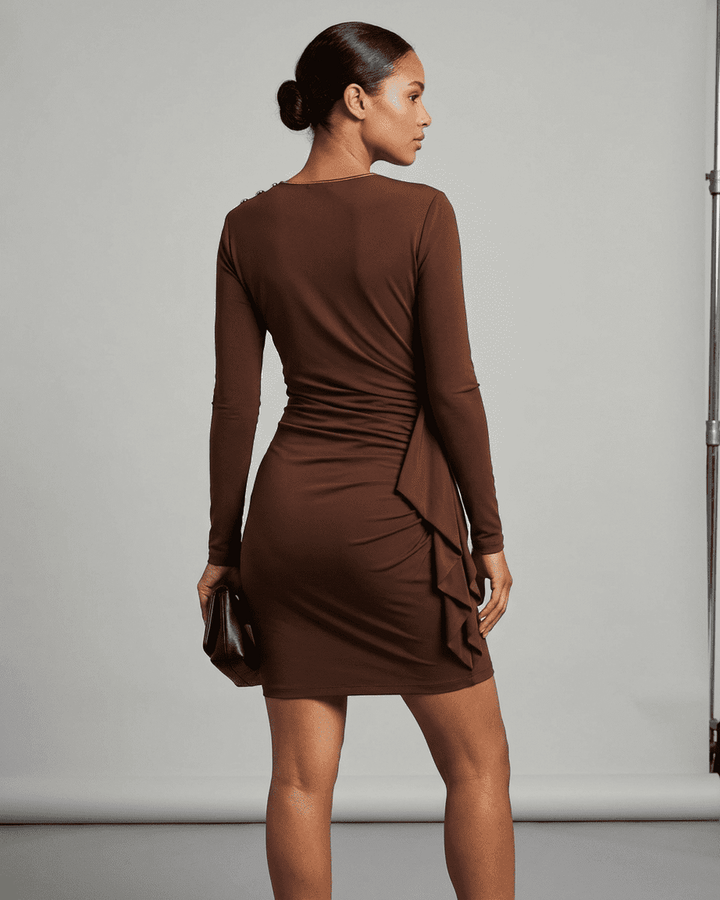 Vestido blanco ajustado de mujer con mangas largas, estilo chic. Vestido fruncido de fiesta.