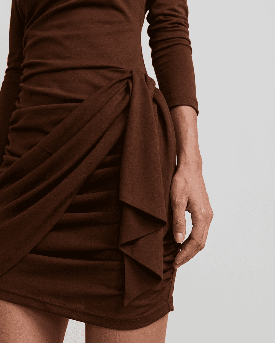 Moda femenina: Vestido mini bodycon blanco elegante con mangas largas. Perfecto para fiesta chic.