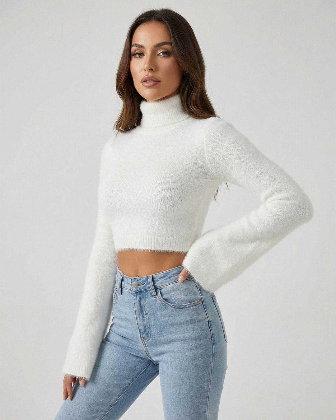 Suéter blanco de cuello alto elegante para mujer, estilo chic y minimalista, ideal para un look casual de otoño.